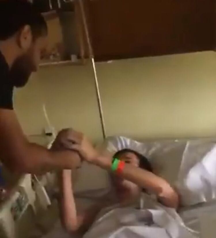 Ponzio le da la sorpresa a Toto en el Hospital Austral