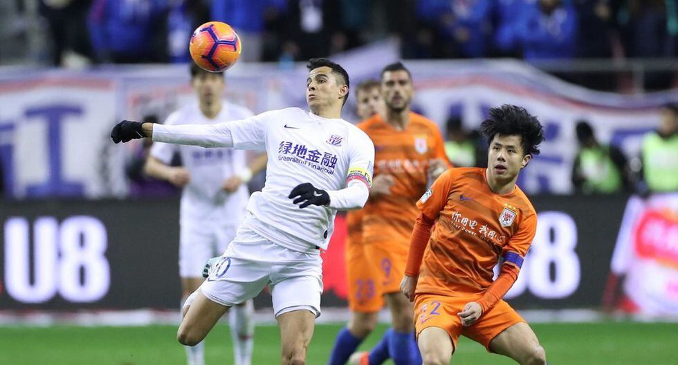 Imagen del choque entre Shanghai Shenhua y el Shandong Luneng durante la final de la Copa de China en Shanghai. 