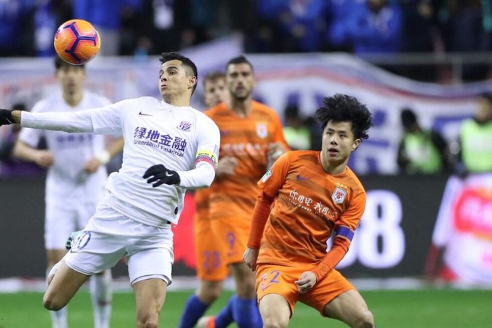 Imagen del choque entre Shanghai Shenhua y el Shandong Luneng durante la final de la Copa de China en Shanghai.