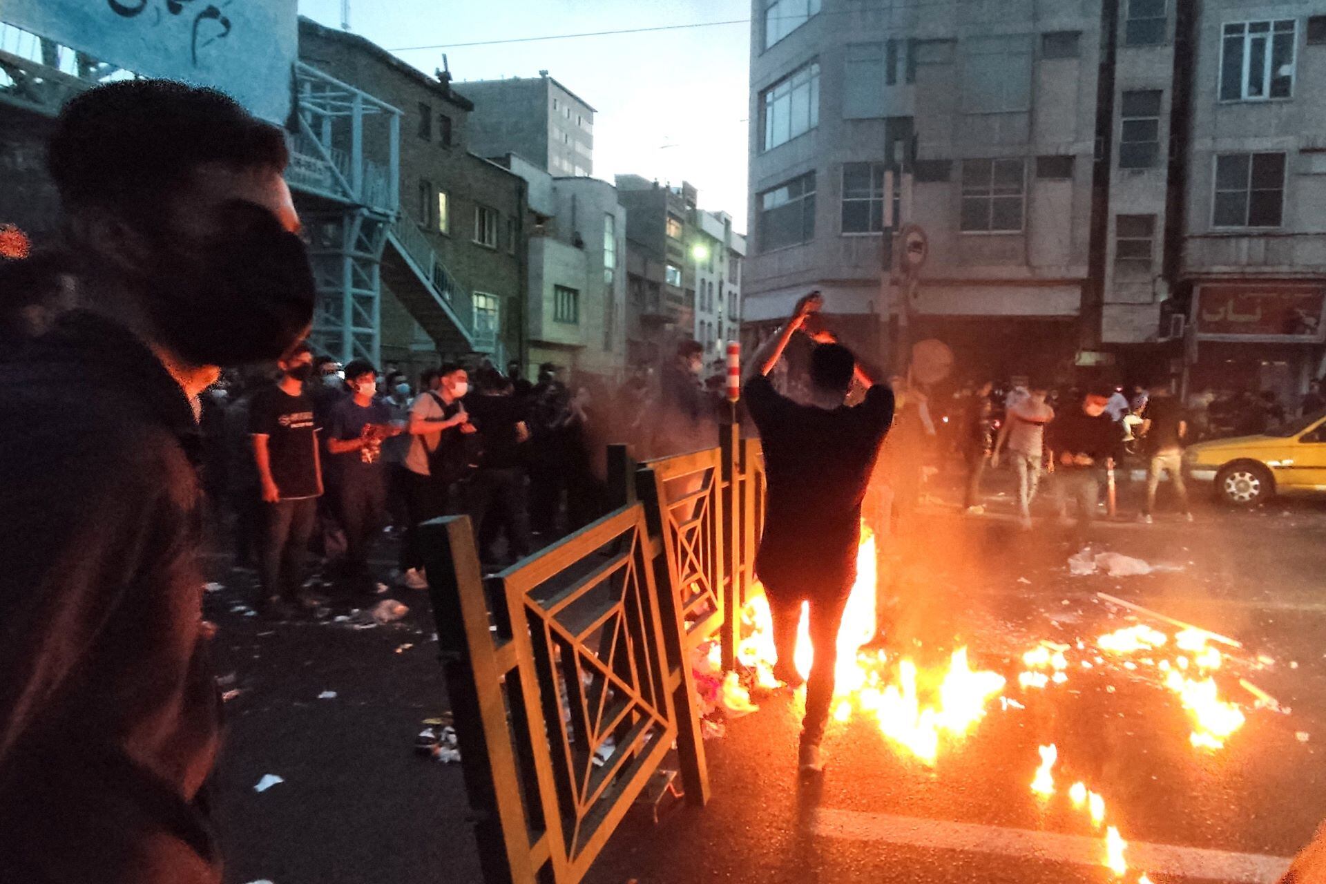 Miles de iraníes salieron a la calle después de la muerte de Mahsa Amini, detenida por la "Policía Moral". Además de la capital, Teherán, hay manifestaciones en 15 ciudades.