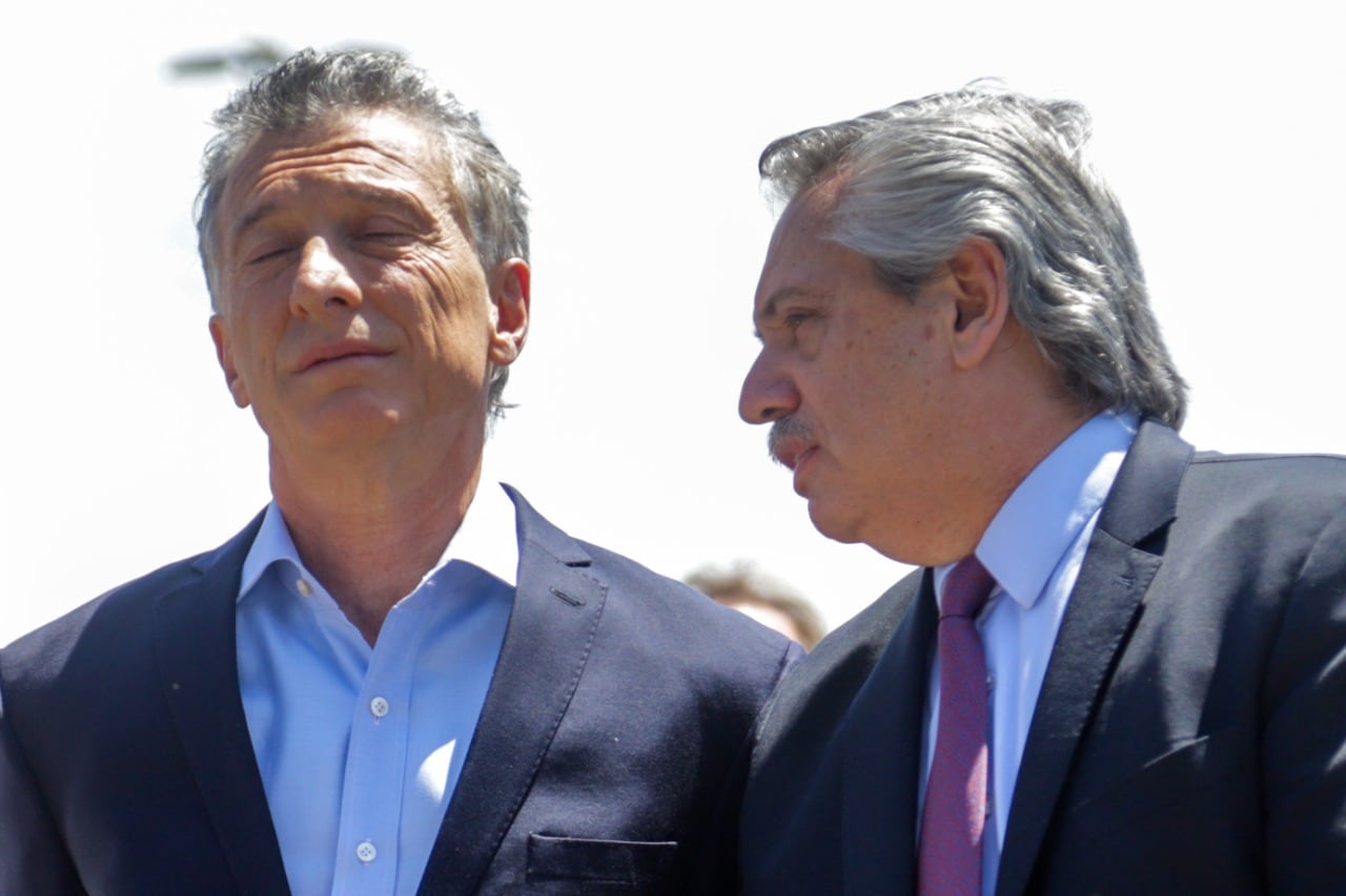 Ex presidente Mauricio Macri y actual presidente Alberto Fernández enfrentados por la campaña.