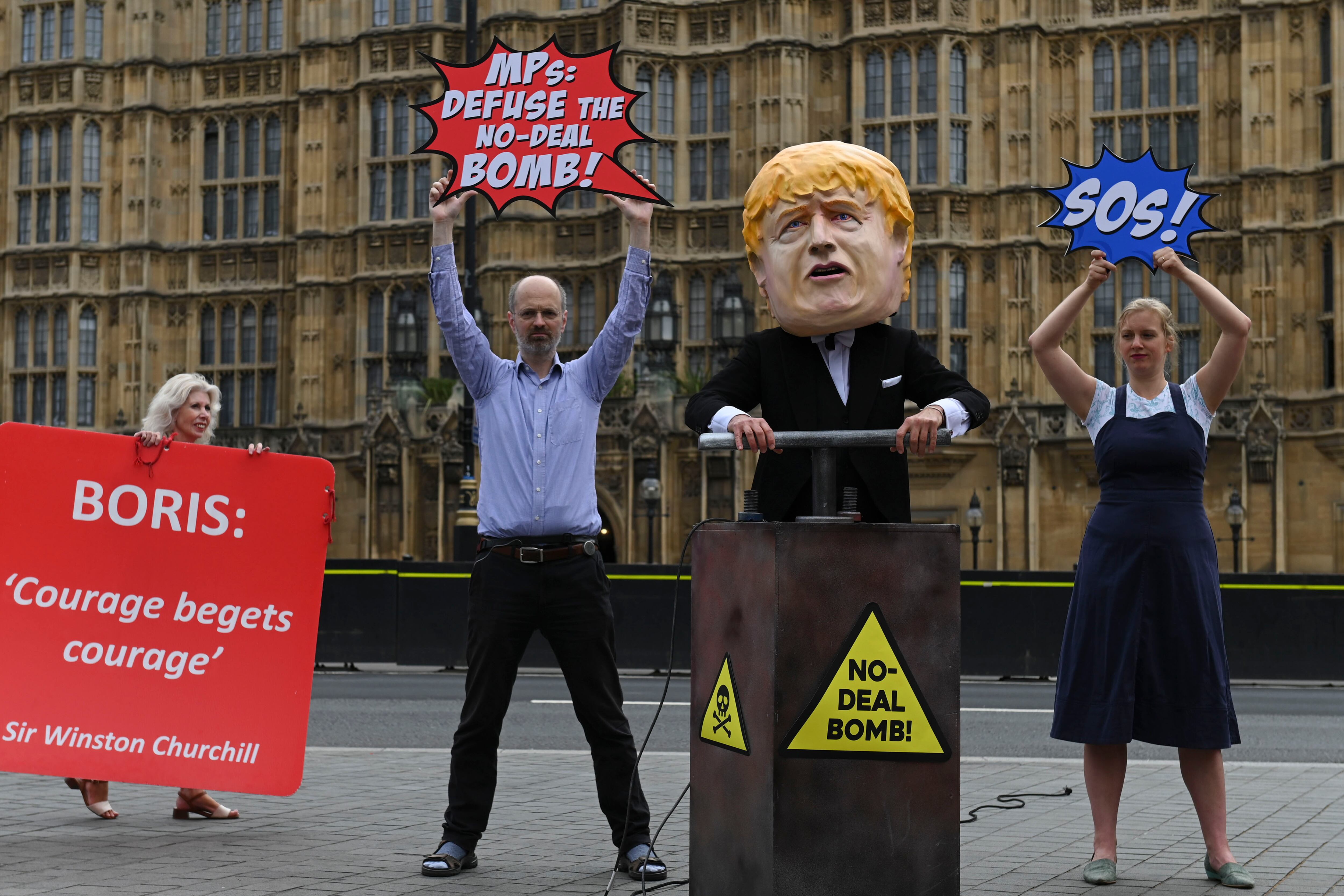 Manifestantes en Londres llaman a "desactivar la bomba del Brexit duro"