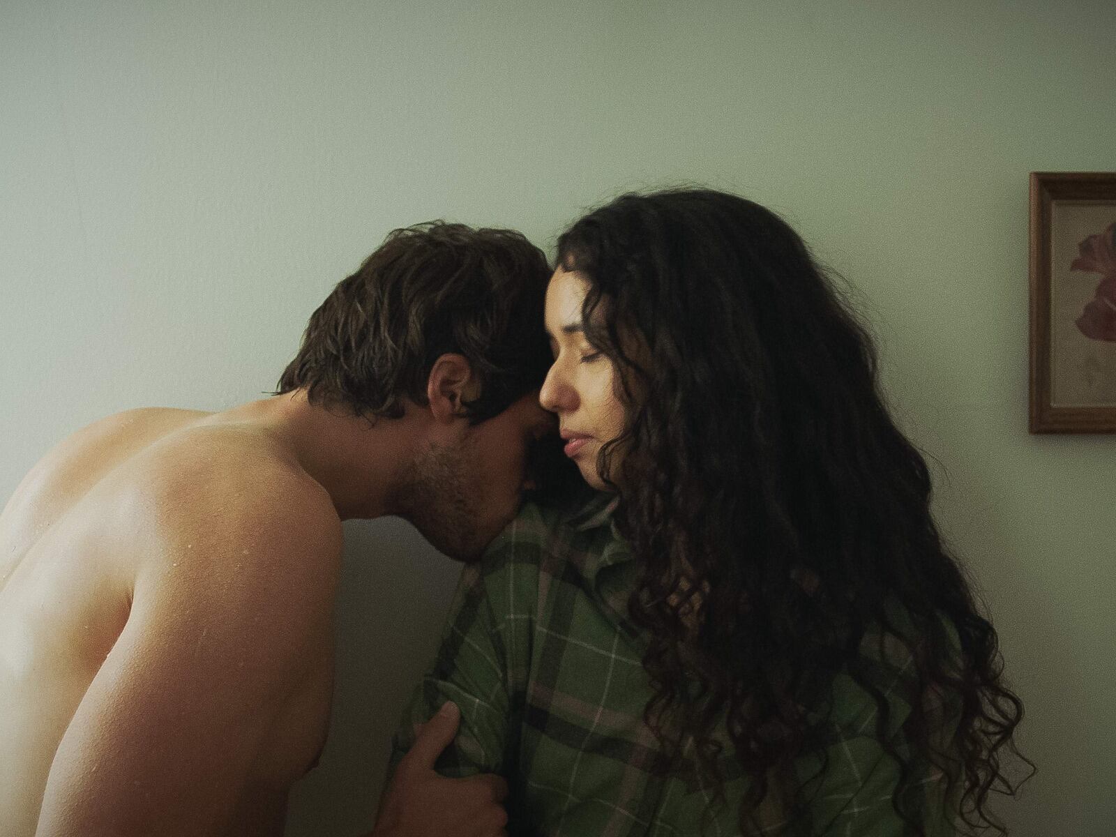 Todo sucede durante una obligada convivencia en un pequeño departamento.