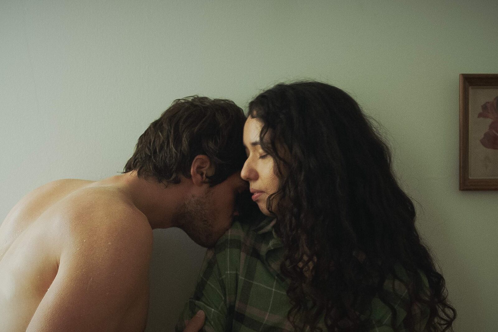 Todo sucede durante una obligada convivencia en un pequeño departamento.