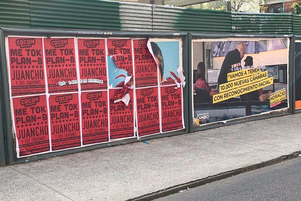 Los carteles fueron pegados sobre los afiches de Lammens, pero no sobre los de Rodríguez Larreta.