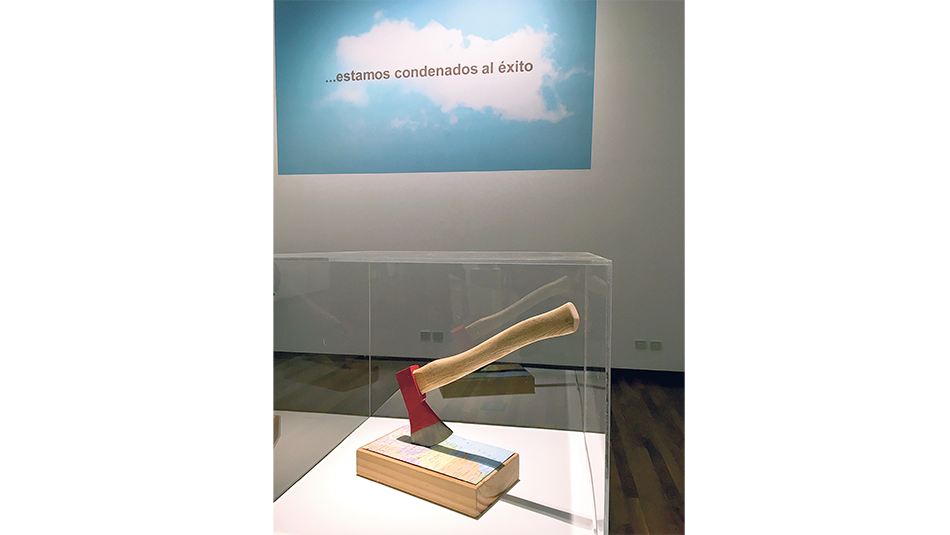 Obras de Horacio Zabala y, al fondo, de Antoni Muntadas.