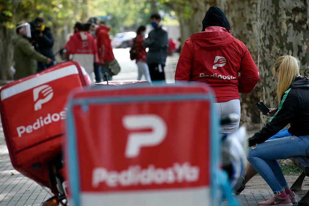 Cadetes de Rappi, Pedidos Ya y Glovo se concentraron en plaza San Martín.