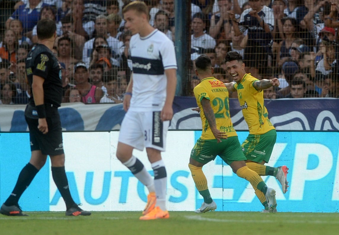 De espaldas, "Uvita" Fernández sella el resultado a favor de Defensa en el Bosque