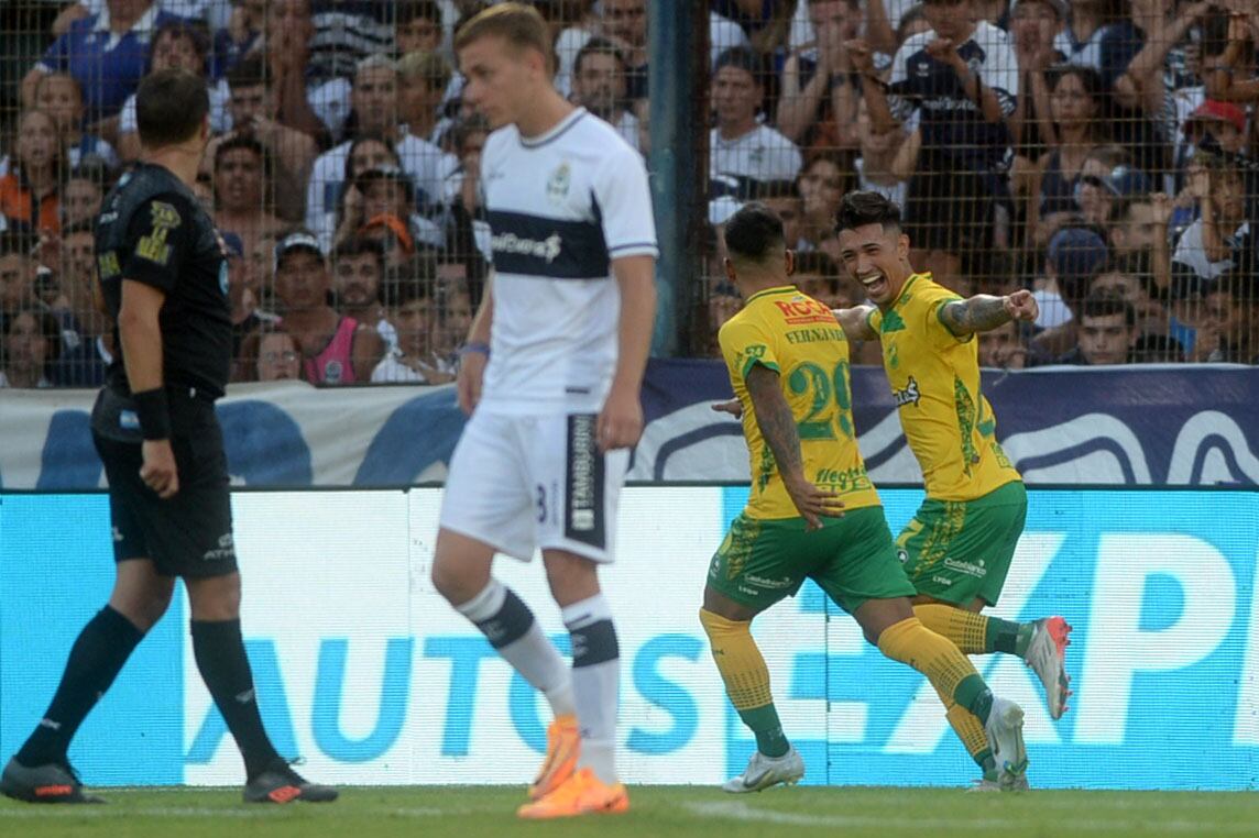 De espaldas, "Uvita" Fernández sella el resultado a favor de Defensa en el Bosque