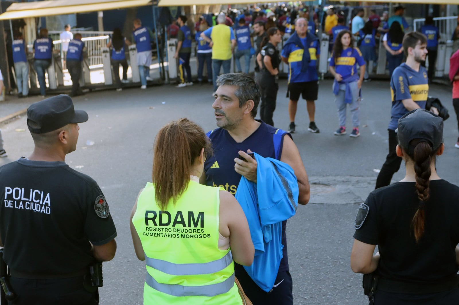 El que no pague la cuota se queda sin fútbol.
