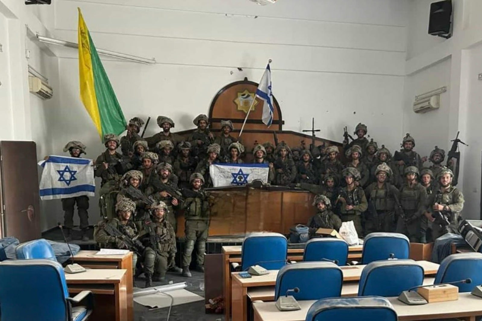 Soldados israelíes en la sede de la asamblea legislativa y del Gobierno de Hamás.