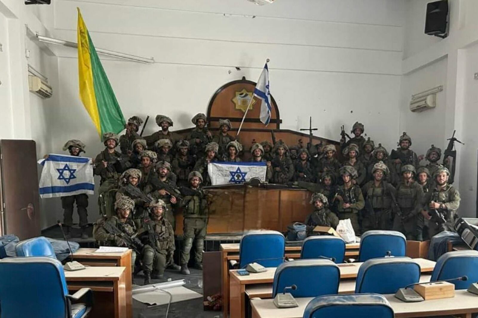 Soldados israelíes en la sede de la asamblea legislativa y del Gobierno de Hamás.