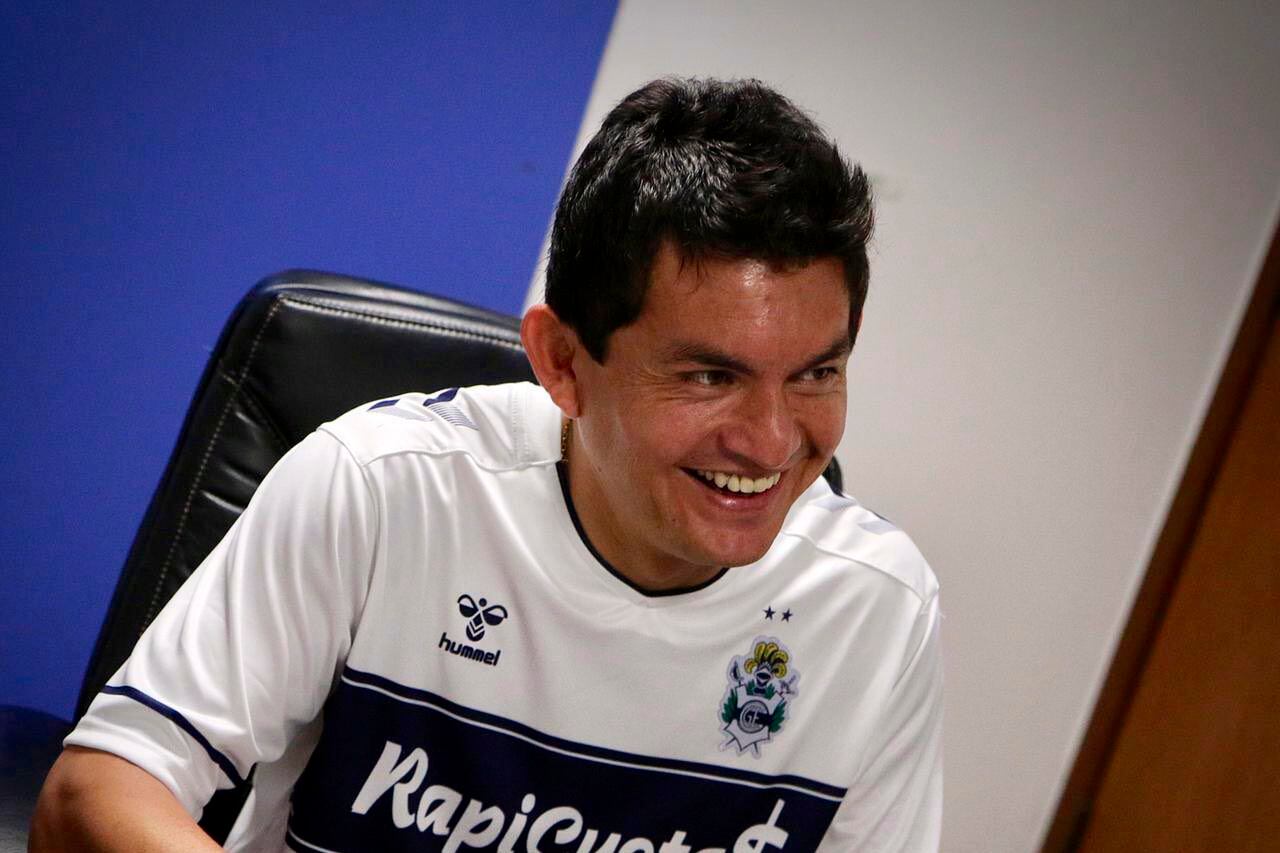 El "Pulga" a la hora de firmar el contrato