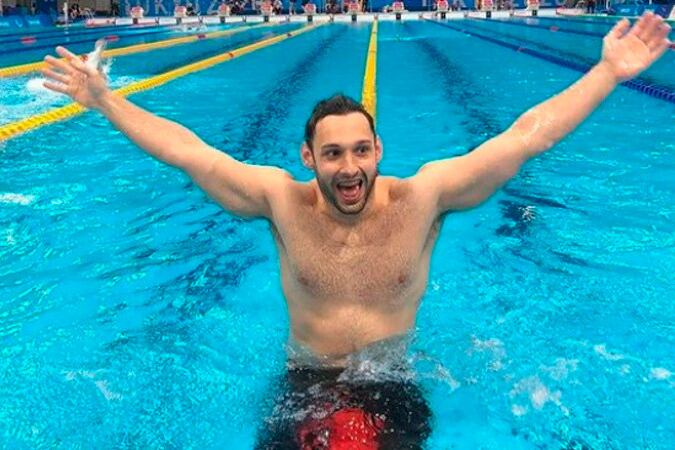 "Pipo" Carlomagno festeja la obtención de la medalla de plata.