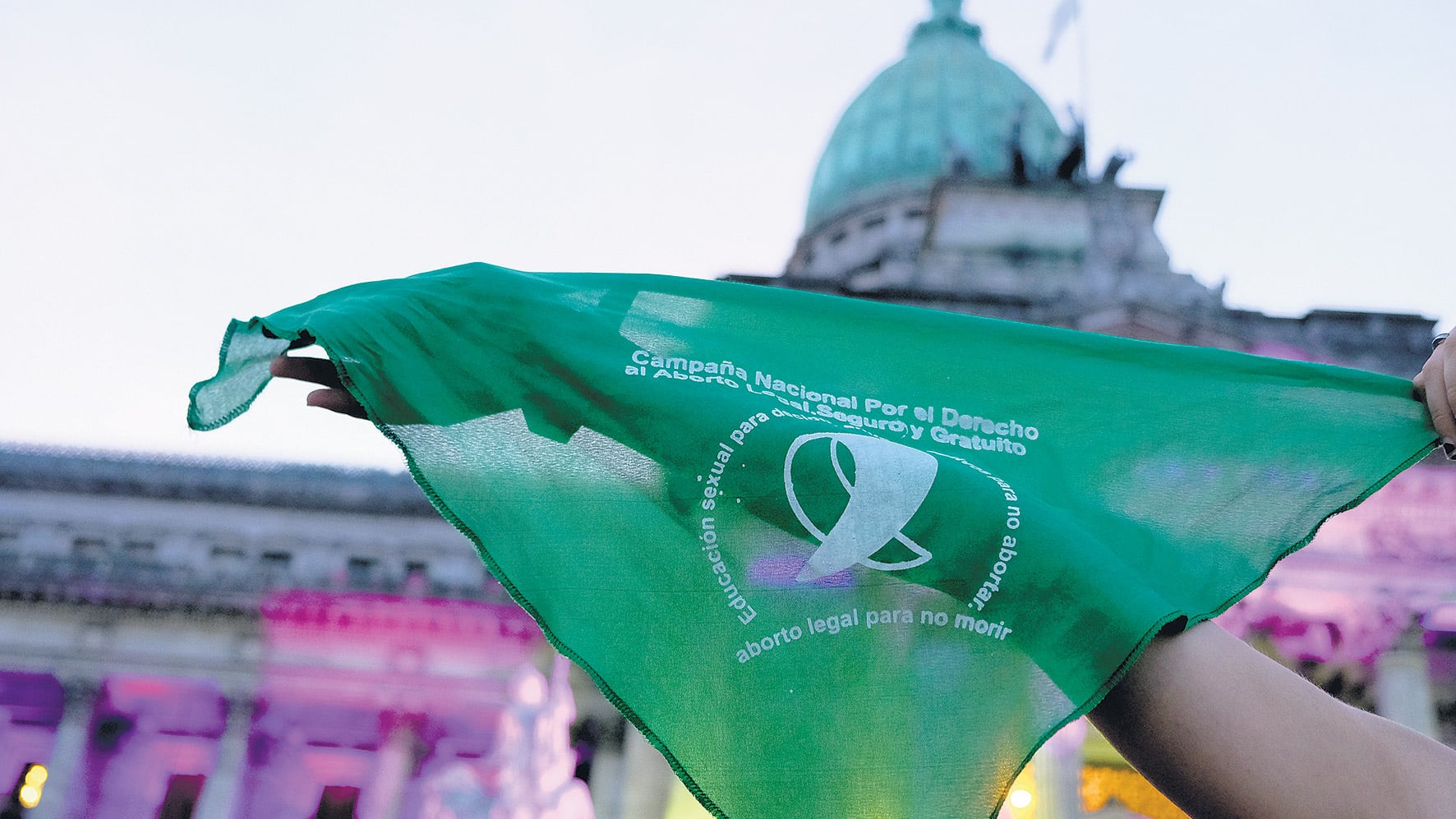 Las actrices Carla Peterson, Verónica Llinás y Griselda Siciliani con sus pañuelos verdes a favor de la legalización.
