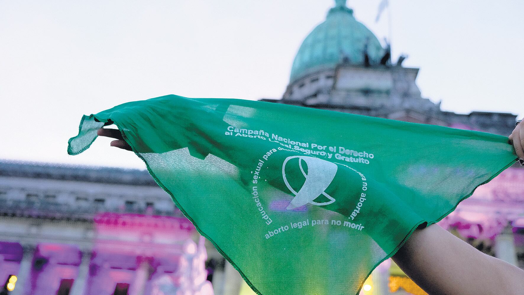 Las actrices Carla Peterson, Verónica Llinás y Griselda Siciliani con sus pañuelos verdes a favor de la legalización.