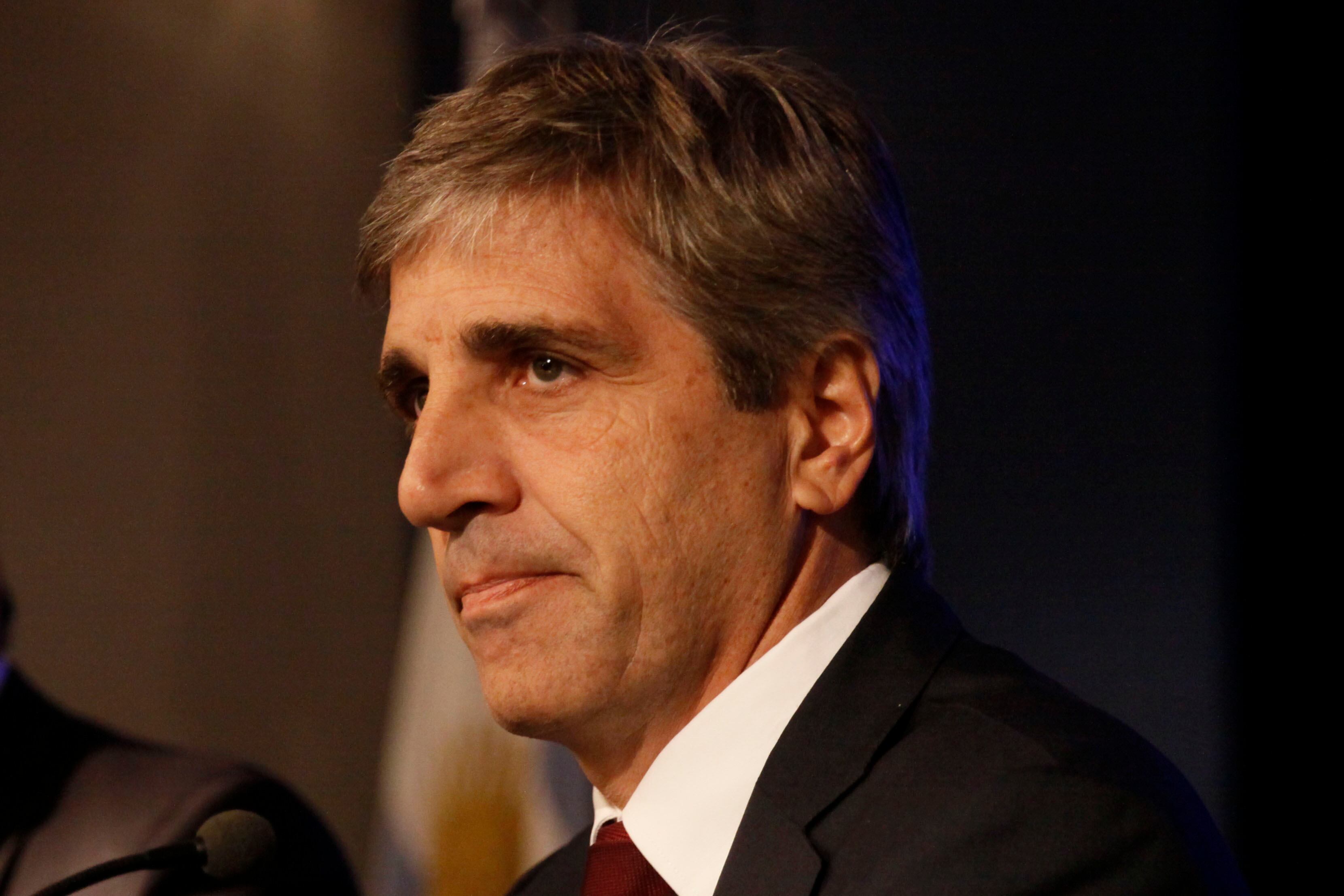 Luis Caputo hace malabares con el blue a 1300.