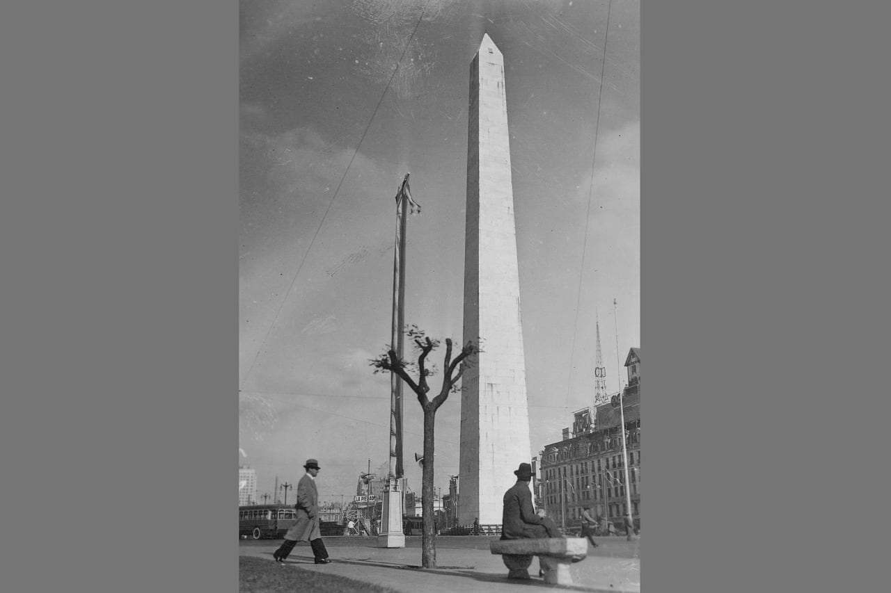 En 1936 se inaugura el Obelisco, el mayor símbolo de la ciudad de Buenos Aires.