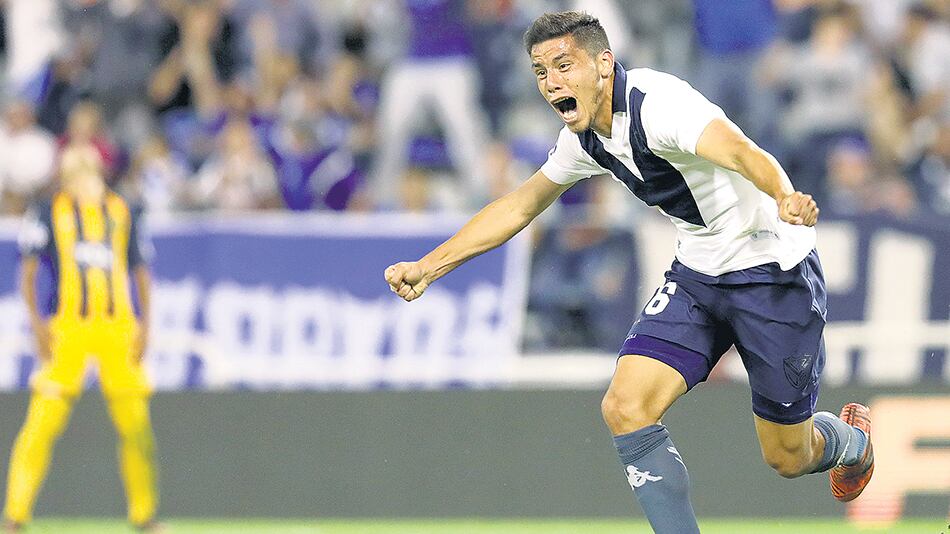 Robertone sale disparado a festejar el primer gol de Vélez y el octavo de su carrera.
