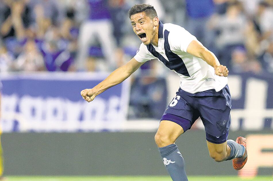 Robertone sale disparado a festejar el primer gol de Vélez y el octavo de su carrera.