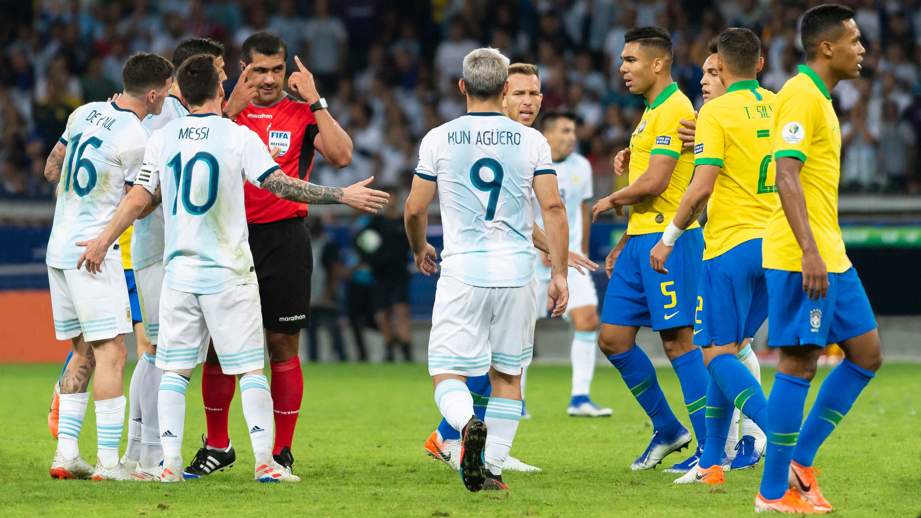 El ecuatoriano Roddy Zambrano, en el centro de las protestas durante el clásico.