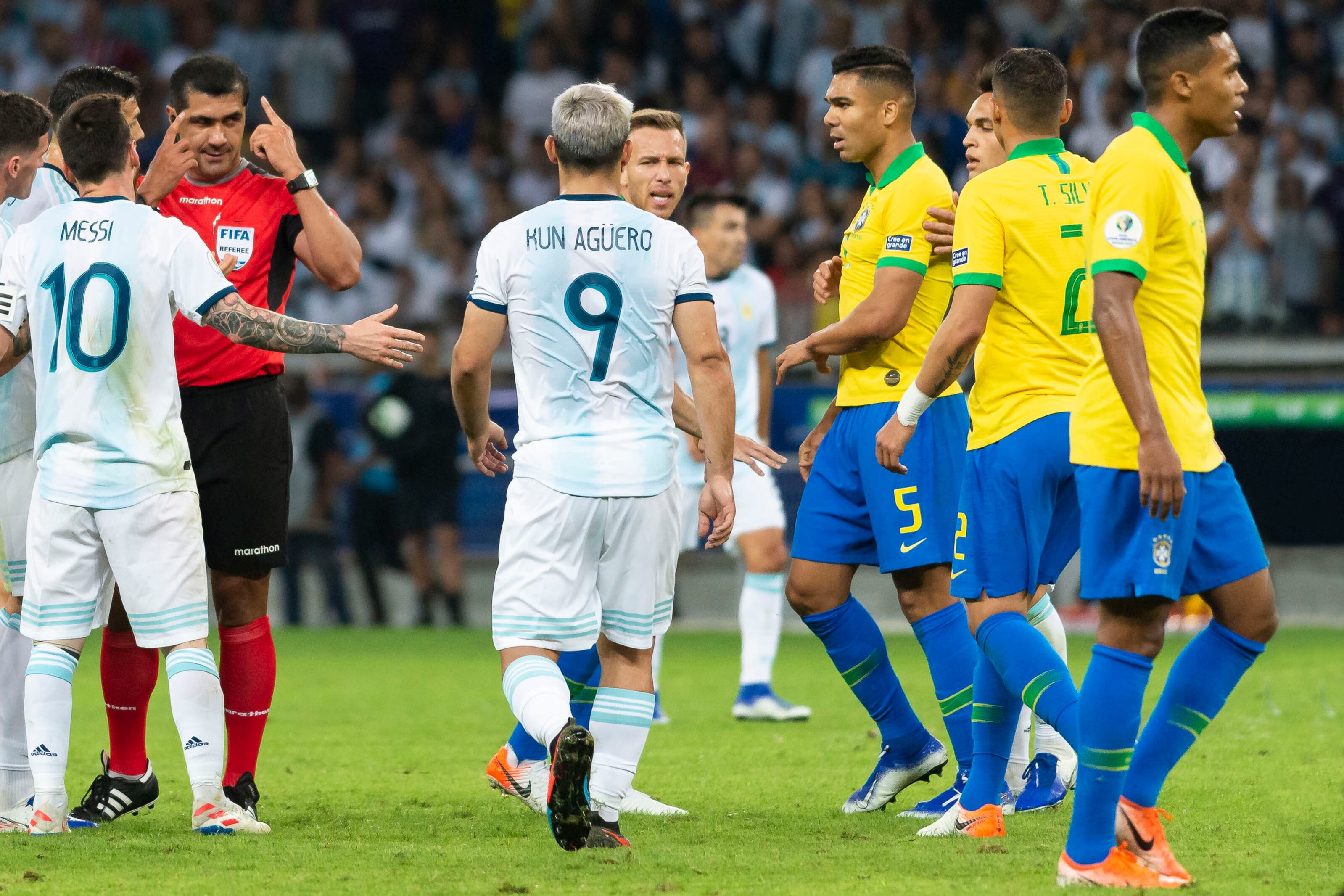 El ecuatoriano Roddy Zambrano, en el centro de las protestas durante el clásico.