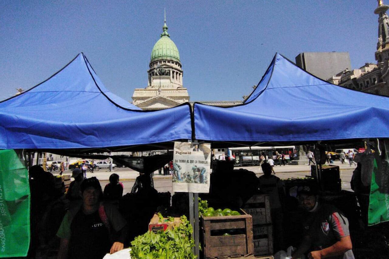 La protesta en el centro de la ciudad de Buenos Aires es acompañada con verdurazos y feriazos en decenas de localidades del interior del país.