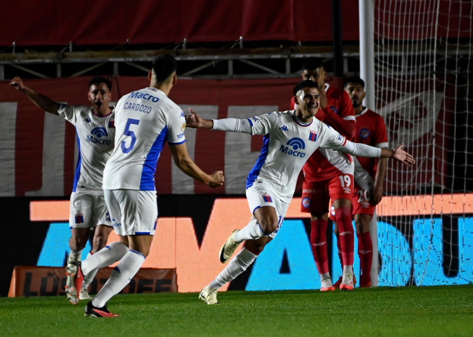 Armoa feseja el primer gol de Tigre