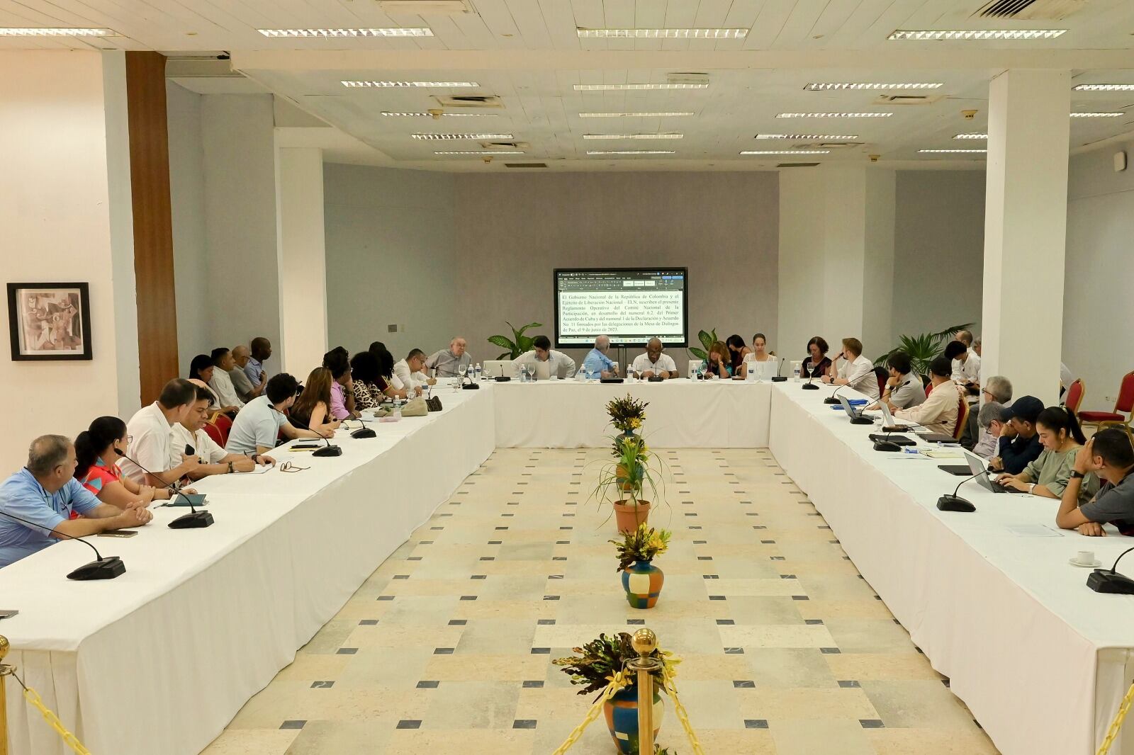 Representantes del gobierno y de la guerrilla negocian en La Habana.