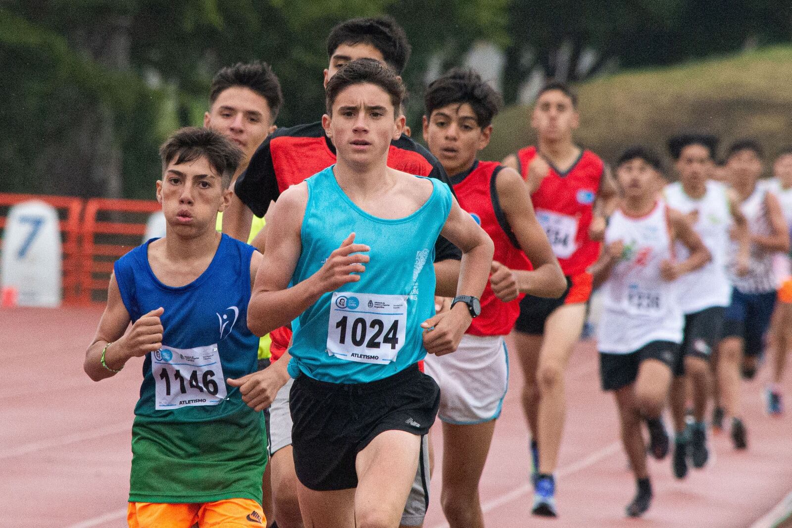 Chicos compitiendo en maratón de los Juegos Evita