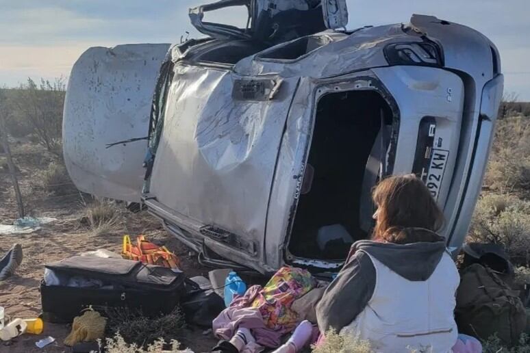Tragedia en Río Negro: viajaban para esparcir las cenizas de un familiar, volcaron y murió una mujer.