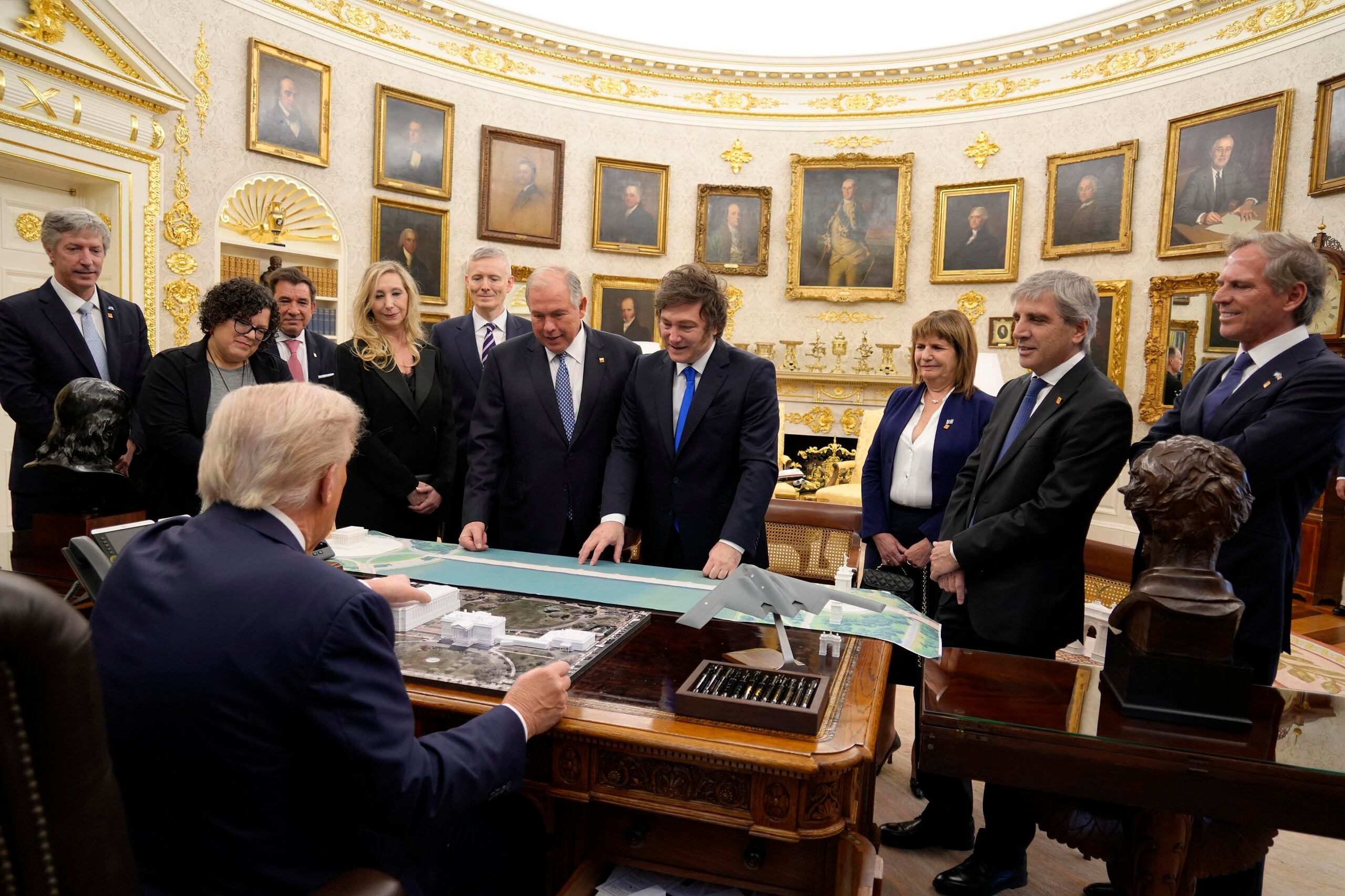 La comitiva argentina en el salón Oval de la Casa Blanca.