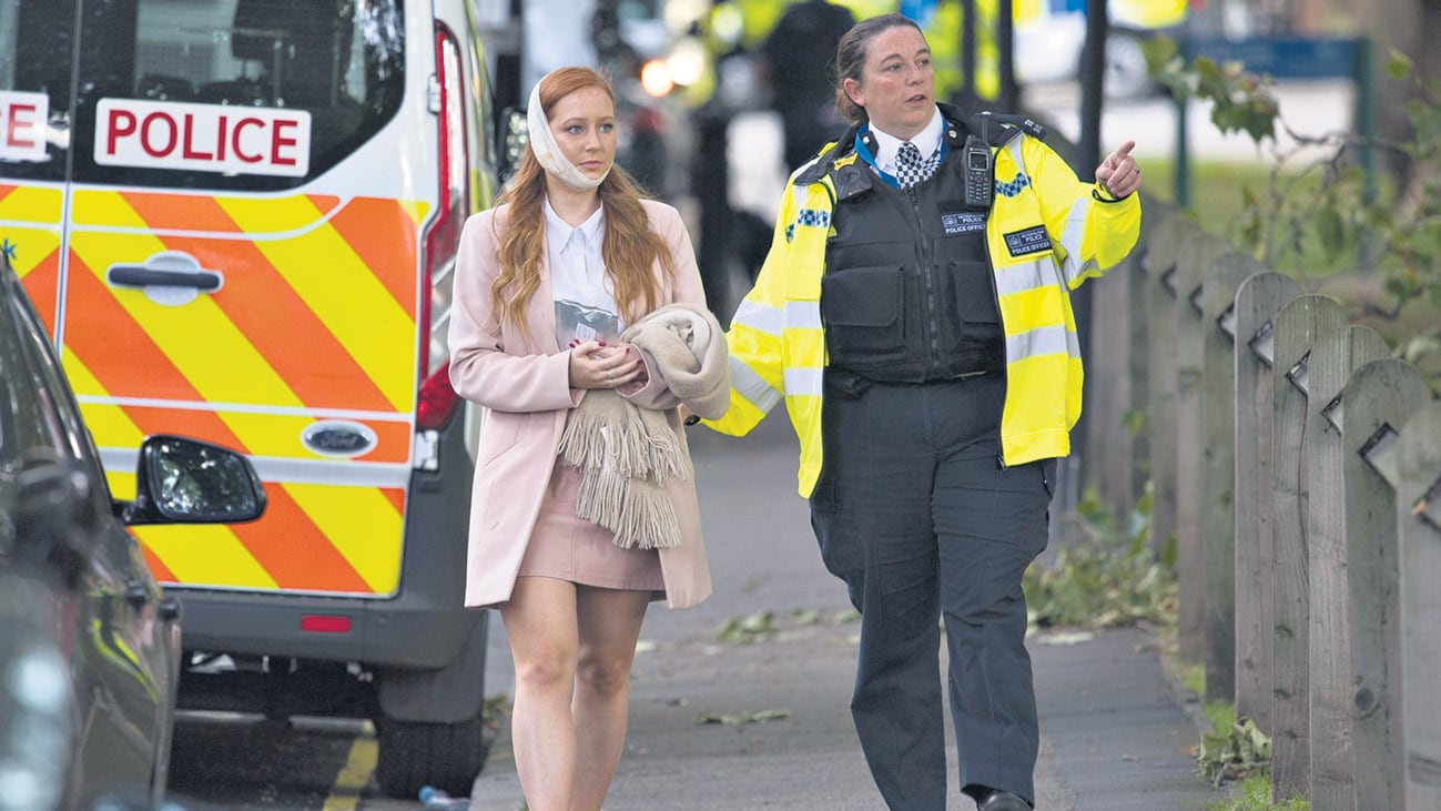 Una agente de policía escolta a una herida cerca de la estación Parsons Green de Londres, donde ocurrió el atentado.