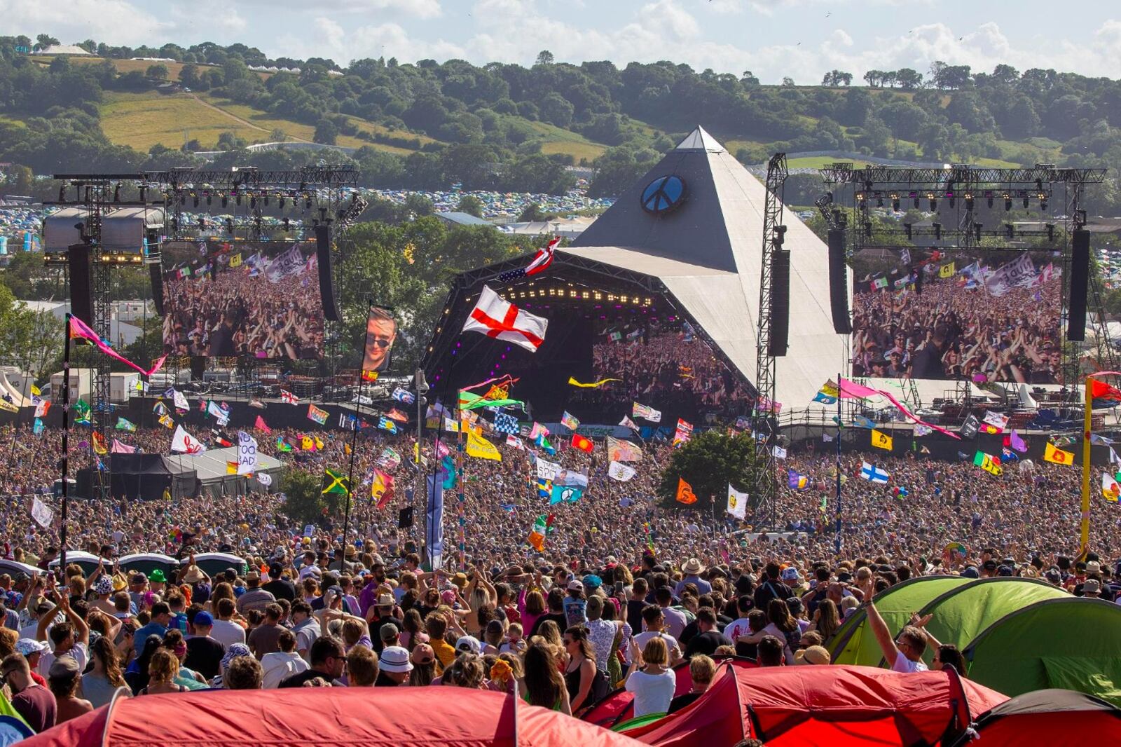 El Pyramid Stage, principal tablado del festival de Glastonbury.