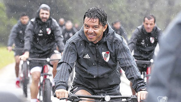 Marcelo Gallardo encabeza la bicicleteada bajo la lluvia.