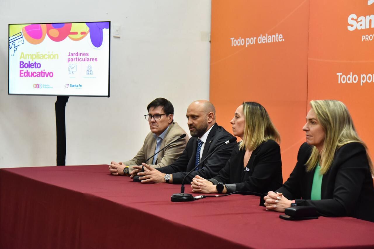 Autoridades provinciales y municipales en el anuncio