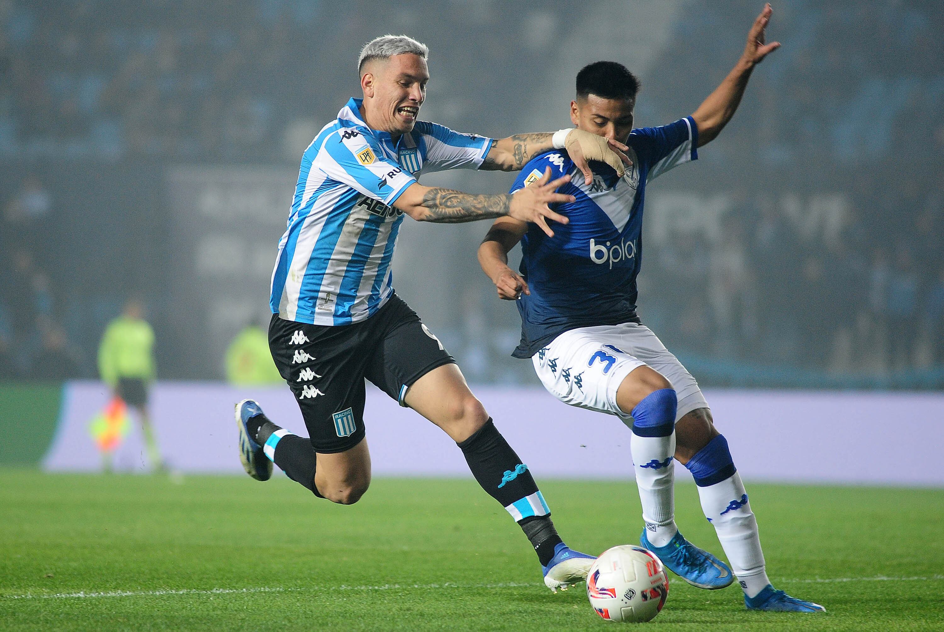 Copetti lucha con Velentín Gómez 