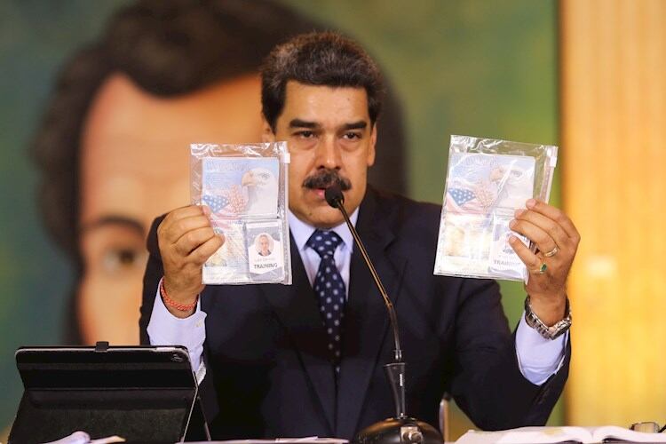 Maduro mostró hoy los pasaportes de Denman y Berry. 