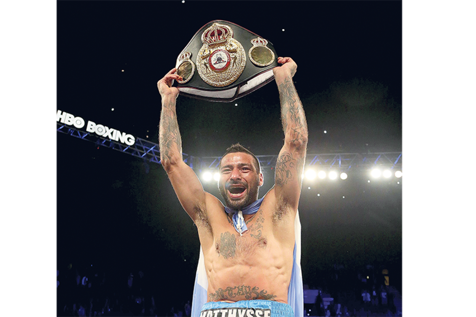 Lucas Matthysse, ganador tras noquear a Kiram, que debió ser hospitalizado.