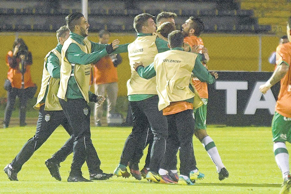 Festejo final de Banfield en el Atahualpa de Quito. El marcador global fue 3-3.