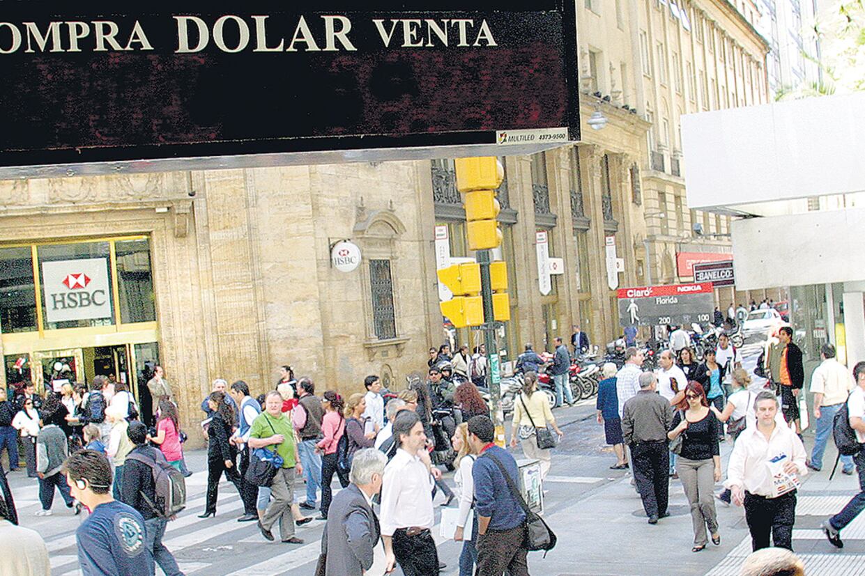 Después de tocar un record de 19,46 los últimos días de diciembre, el dólar se acomoda en 19 pesos.