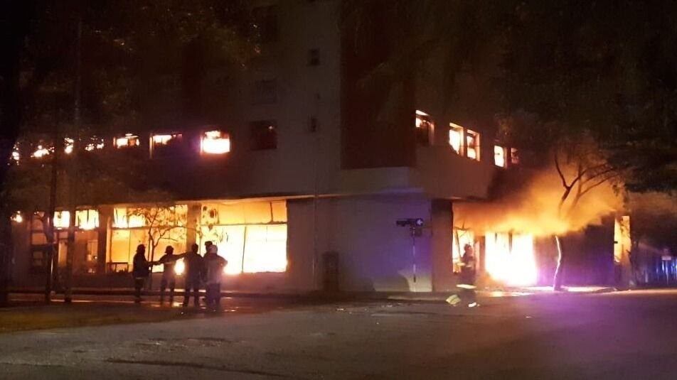 El incendio destruyó una distribuidora mayorista en Mar del Plata.