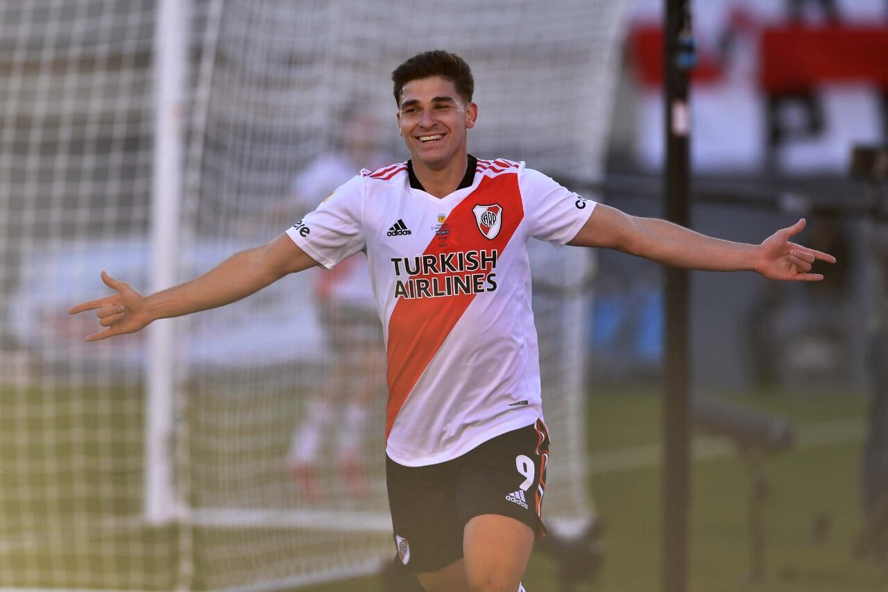 Julián Álvarez la rompió con dos goles y muy buen juego.