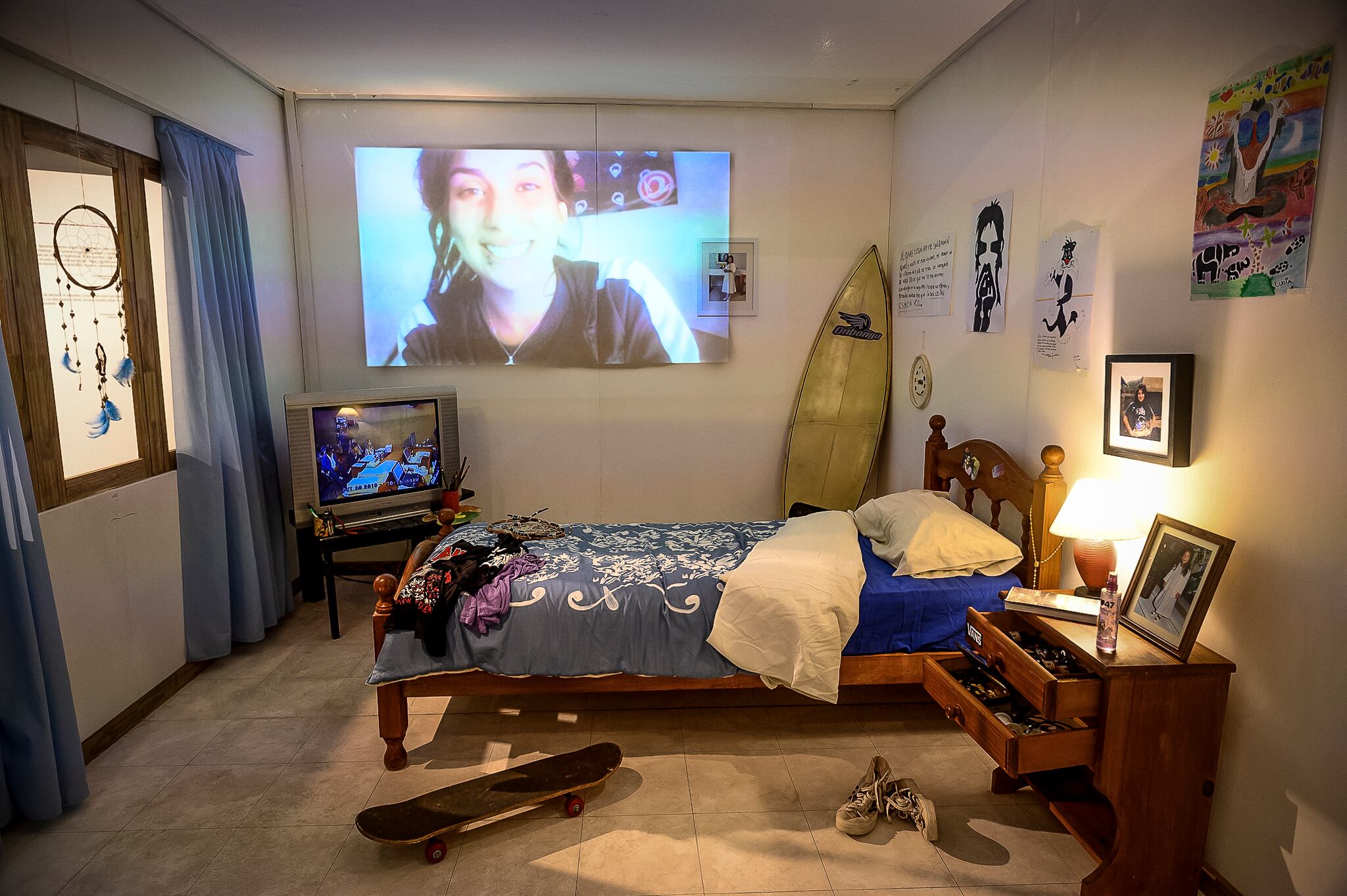 La instalación recrea el cuarto de Lucía tal cual lo dejó cuando se fue, el día en que la asesinaron.