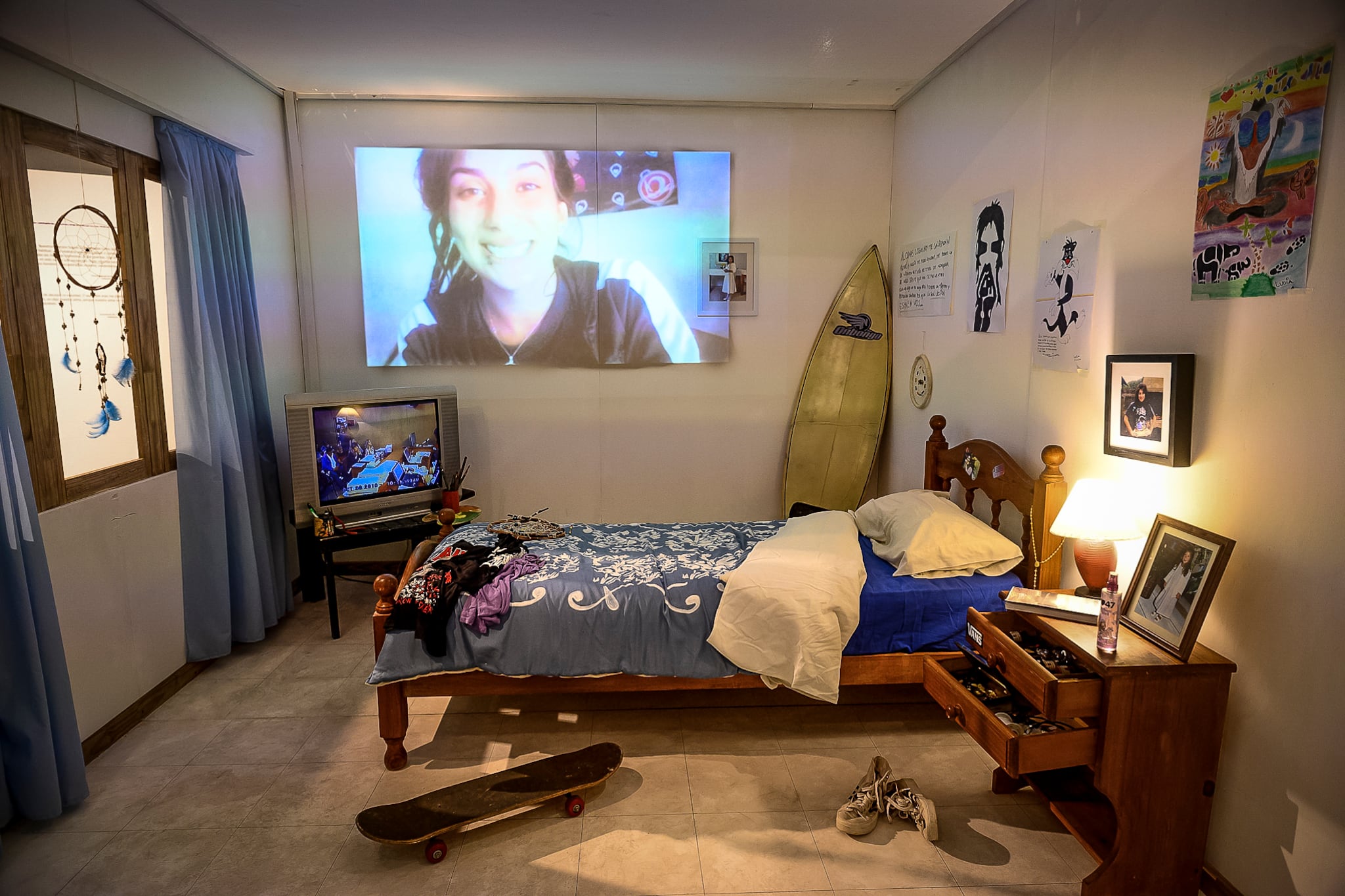 La instalación recrea el cuarto de Lucía tal cual lo dejó cuando se fue, el día en que la asesinaron.