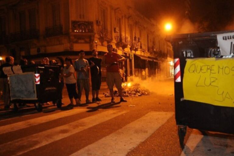 Los vecinos de Boedo siguen reclamando por la falta de luz.