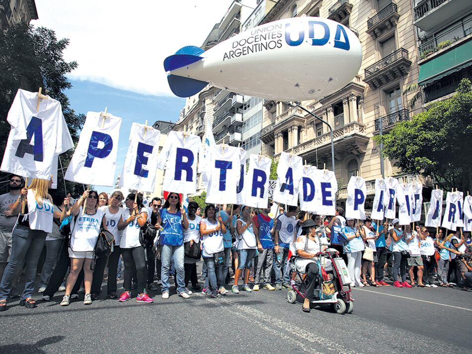 Una jueza intimó a la gobernación para que no aplique los descuentos.
