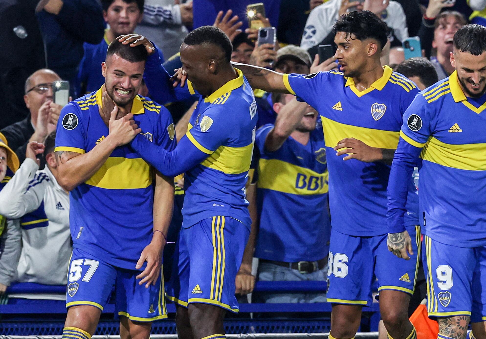 Los saludos son todos para el goleador Weigandt