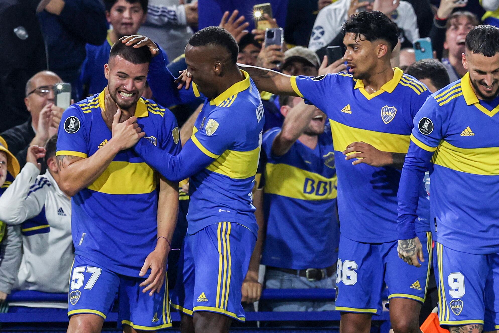 Los saludos son todos para el goleador Weigandt