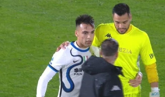 En el final, el abrazo entre dos ex Racing: el Toro Martínez y Chiquito Romero